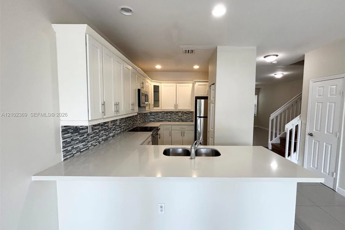 10445 NW 61 Ln, Doral: photo 1 of 11
