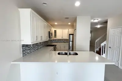 10445 NW 61 Ln, Doral: photo 1 of 11