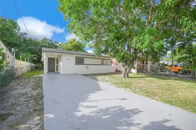 1170 NW 120th St, North Miami: photo 1 of 34