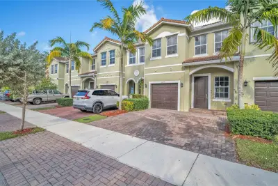 1429 SE 26th Ave, Homestead: photo 1 of 26