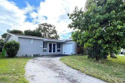 8590 NW 25th Ct, Sunrise: photo 1 of 19