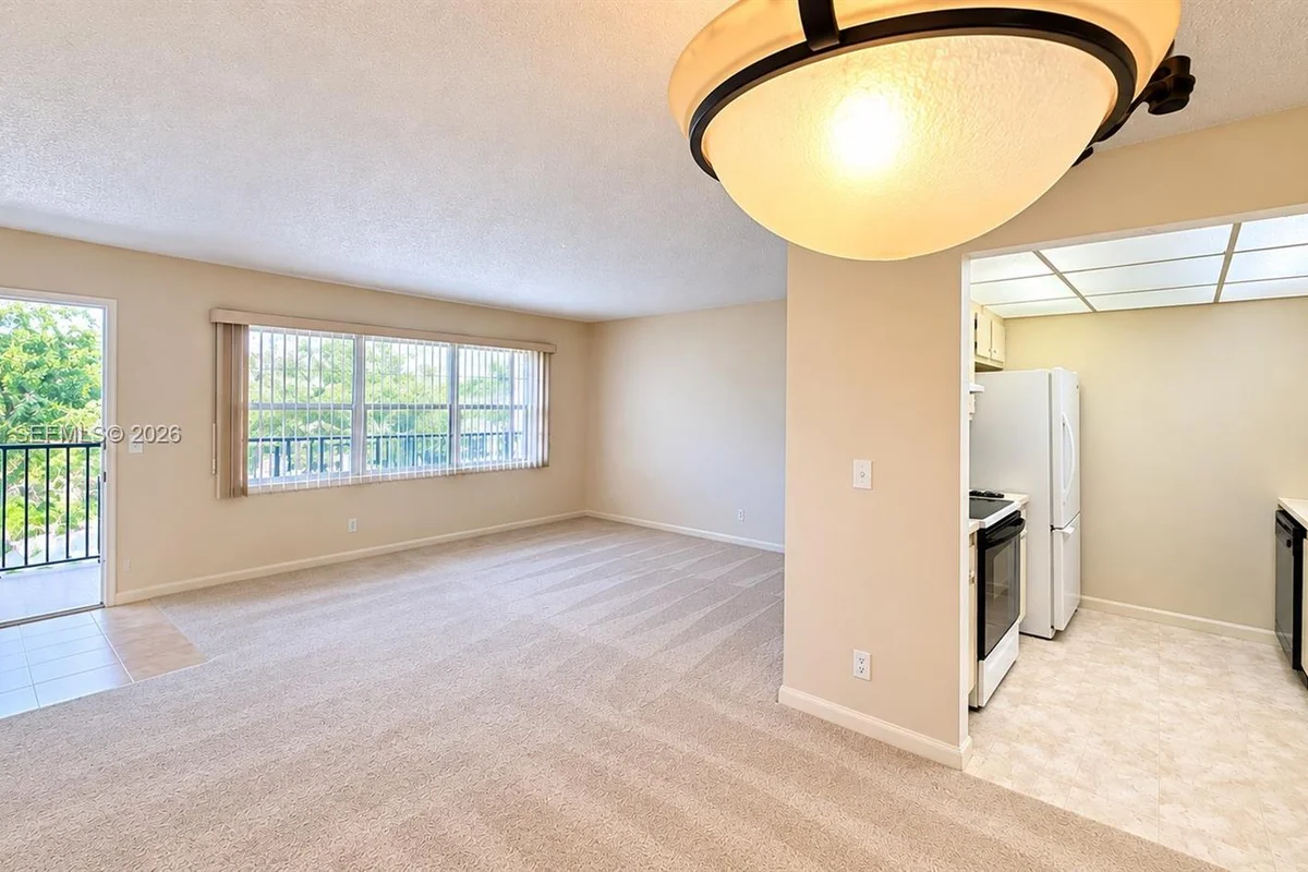 Condo in Pembroke Pines: photo 1 of 7