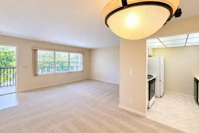 Condo in Pembroke Pines: photo 1 of 7