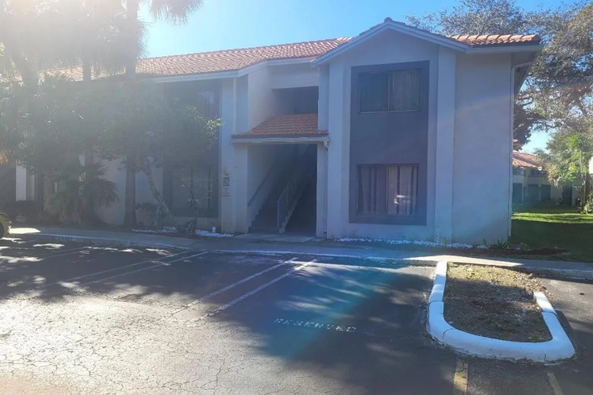 3208 Coral Lake Ln, Coral Springs: photo 1 of 15