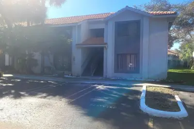 3208 Coral Lake Ln, Coral Springs: photo 1 of 15