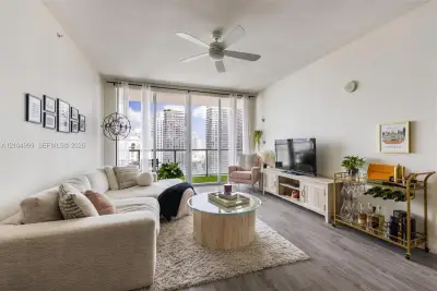 1111 SW 1st Ave #3723-N, Miami: photo 1 of 15