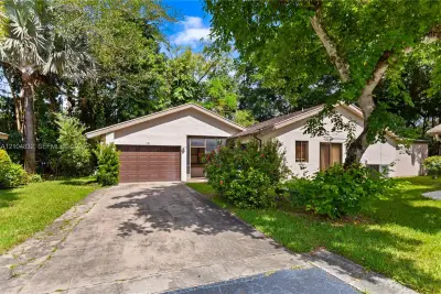 2236 Seagrape Cir, Coconut Creek: photo 1 of 32