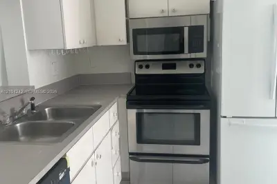 12025 SW 14th St #203, Miami: photo 1 of 5