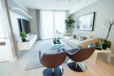 45 SW 9th St #1705, Miami: photo 1 of 35