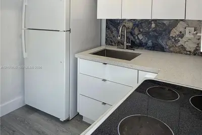 852 SW 1st St #6, Miami: photo 1 of 12
