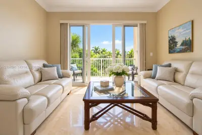 609 E Sheridan St #405, Dania Beach: photo 1 of 35