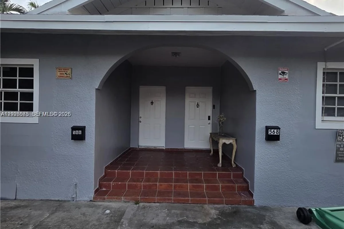 568 SW 3rd St, Miami: photo 1 of 16