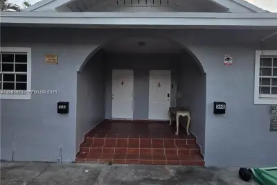 568 SW 3rd St, Miami: photo 1 of 16