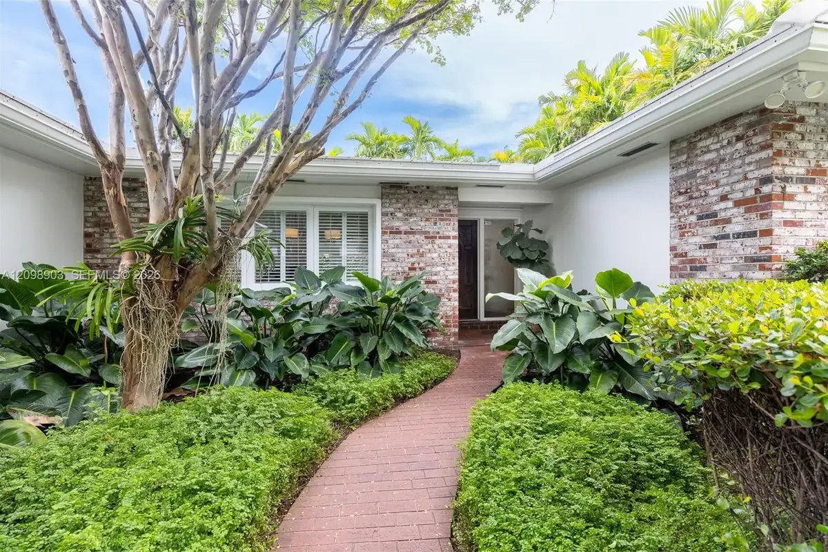 6915 Barquera St, Coral Gables: photo 1 of 23