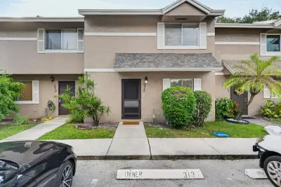 1317 Sussex Dr, North Lauderdale: photo 1 of 33