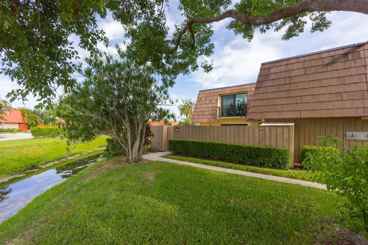 818 8th Ct, Palm Beach Gardens: photo 1 of 21