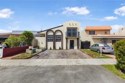 3860 W 10th Ct, Hialeah: photo 1 of 31