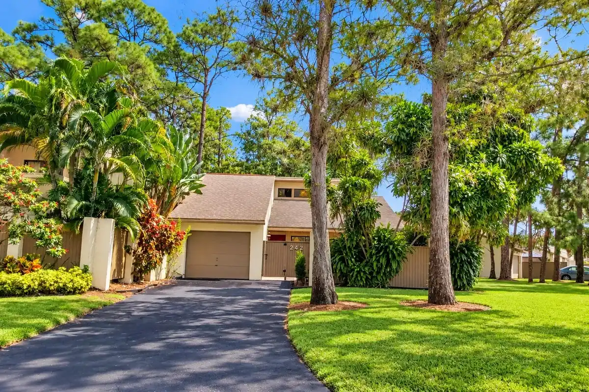 242 Wood Dale Dr, Wellington: photo 1 of 6