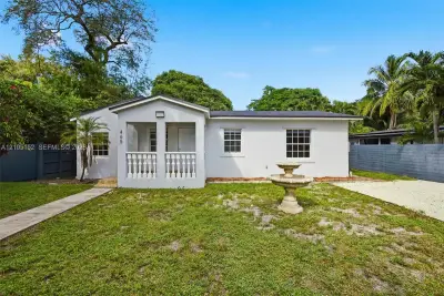 465 NE 165th St, Miami: photo 1 of 13
