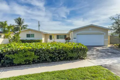 1025 Yale Dr, Hollywood: photo 1 of 23