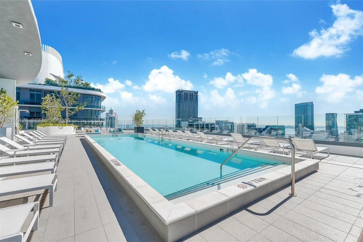 55 SW 9th St #1905, Miami: photo 1 of 19