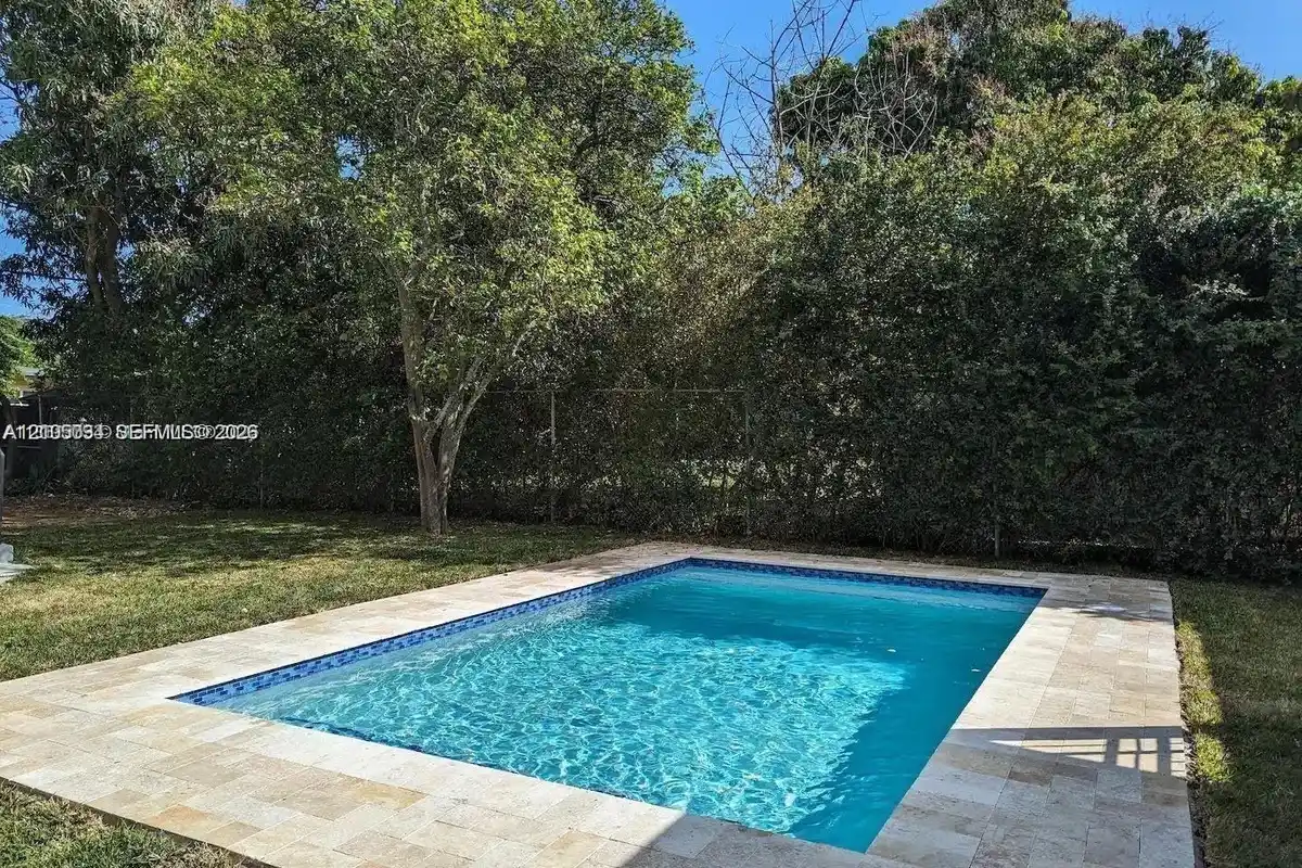 925 SW 15th Ave, Miami: photo 1 of 11