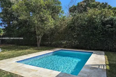 925 SW 15th Ave, Miami: photo 1 of 11