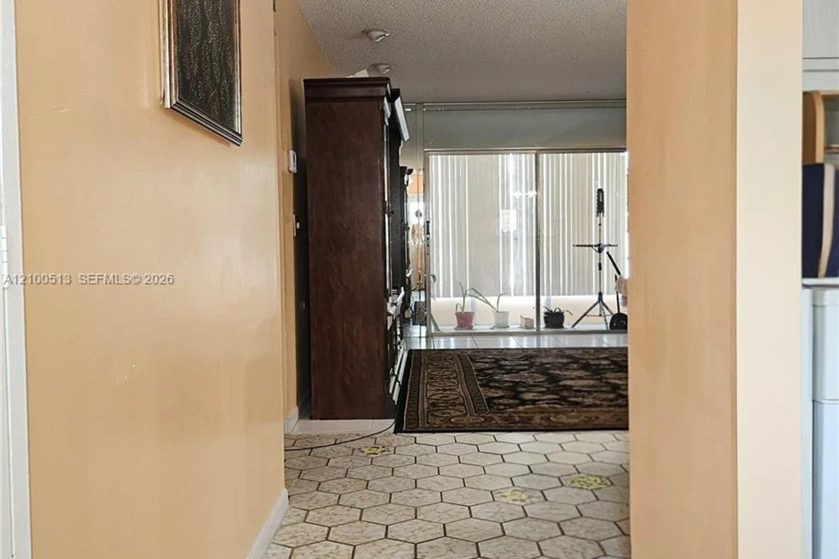 5121 W Oakland Park Blvd #211, Lauderdale Lakes: photo 1 of 23
