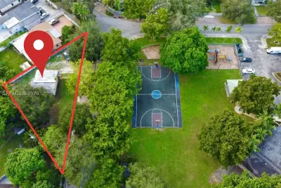12450 NW 13th Ave, North Miami: photo 1 of 13