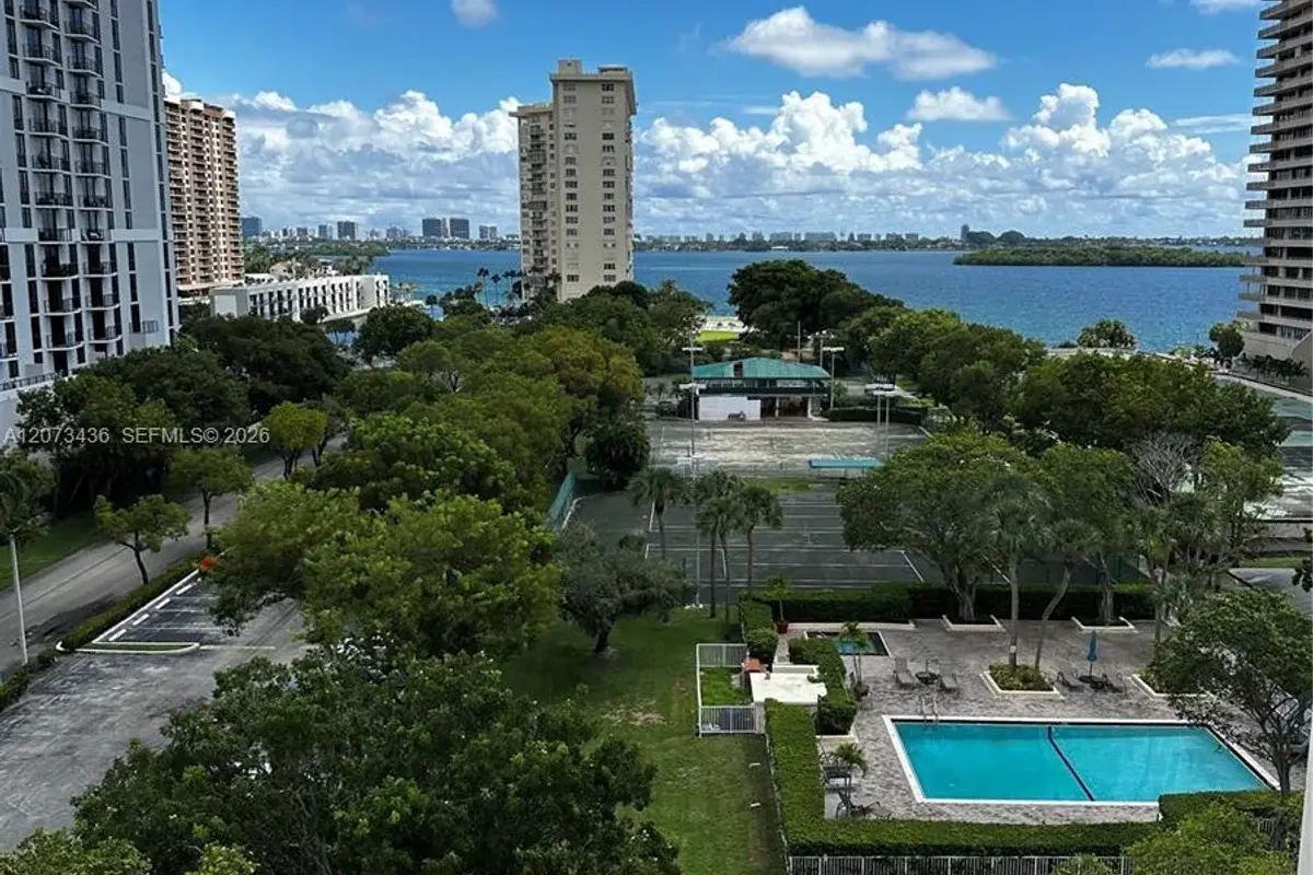 Condo in Miami: photo 1 of 4