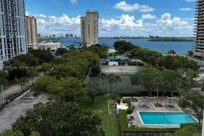 Condo in Miami: photo 1 of 4
