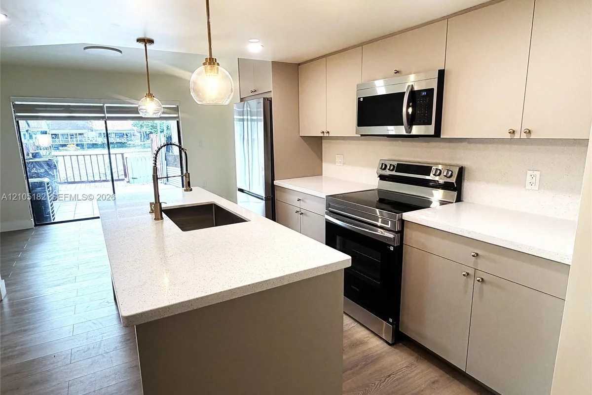 Townhouse in Hialeah: photo 1 of 17
