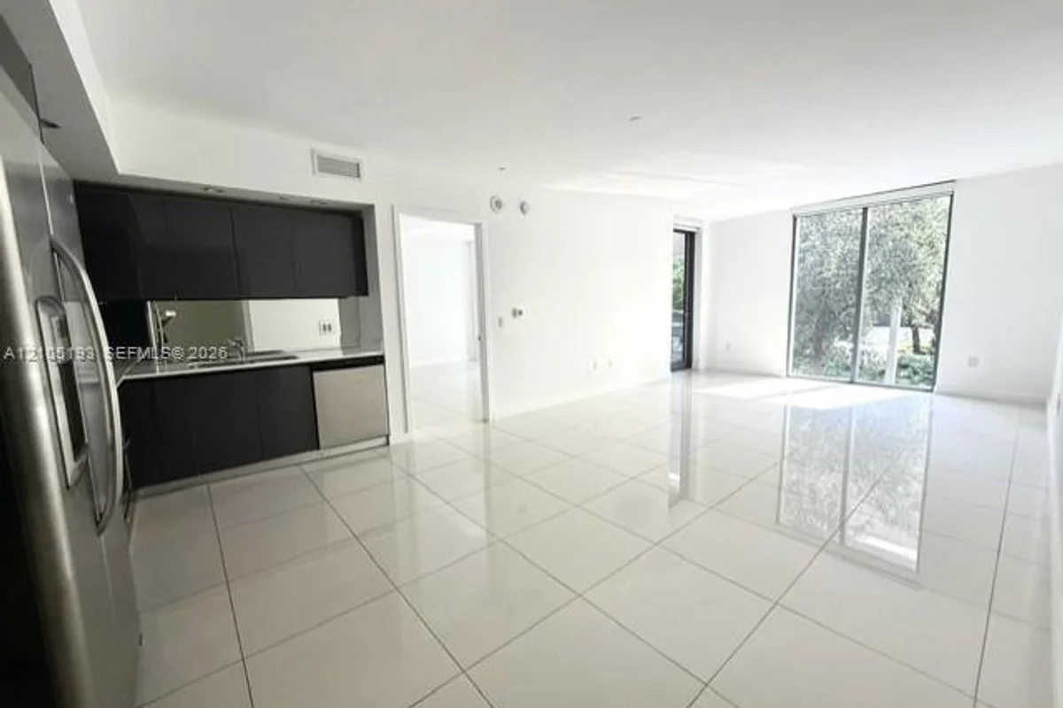 31 SE 6th St #307, Miami: photo 1 of 8