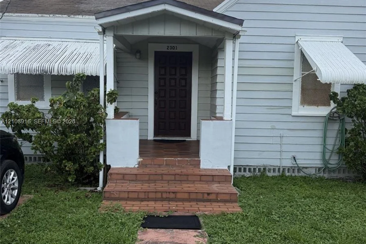 2301 SW 15th St, Miami: photo 1 of 9