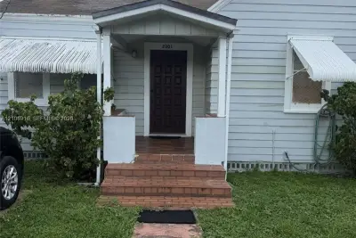 2301 SW 15th St, Miami: photo 1 of 9