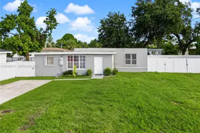 2437 NW 98th St, Miami: photo 1 of 26