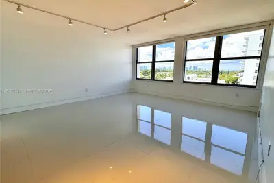 2899 Collins Ave #904, Miami Beach: photo 1 of 34