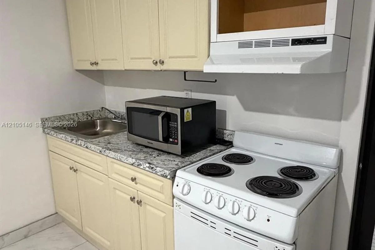 13707 SW 12th St #1, Miami: photo 1 of 9