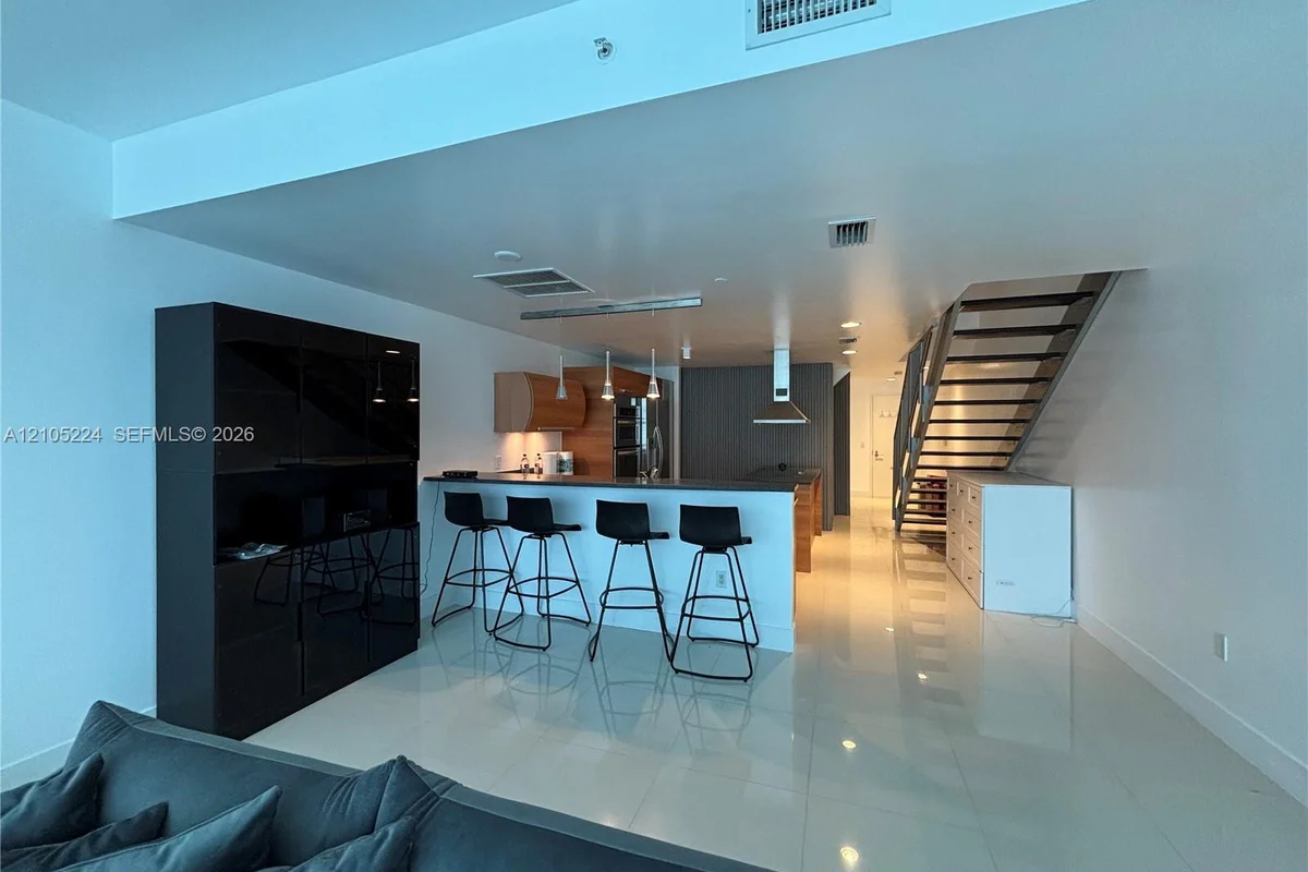 Apartment in Aventura: photo 1 of 40