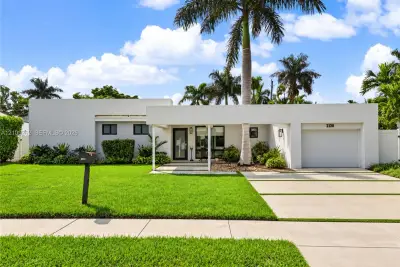 2130 Alamanda Dr, North Miami: photo 1 of 36