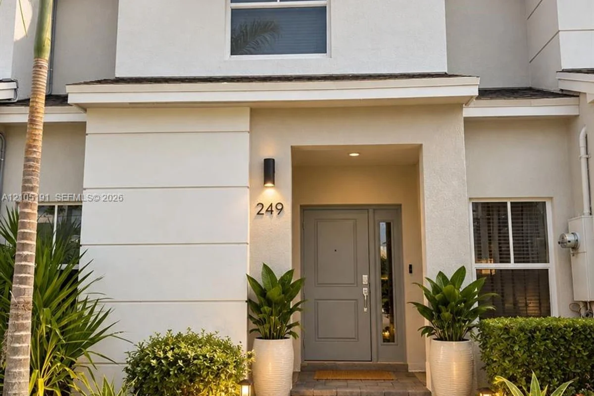 249 NE 3rd Ct, Florida City: photo 1 of 27