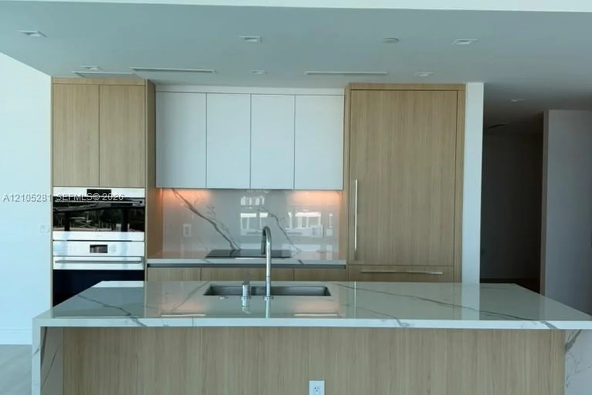 2411 Laguna Cir #1606, North Miami: photo 1 of 1