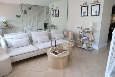 2201 W 52nd St #102, Hialeah: photo 1 of 17
