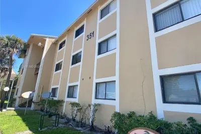 Condo in Pembroke Pines: photo 1 of 27