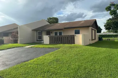12411 SW 110th S Canal St Rd, Miami: photo 1 of 30