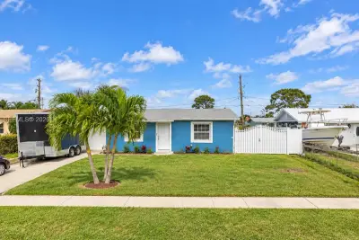 4947 N Royal Ct N, West Palm Beach: photo 1 of 11