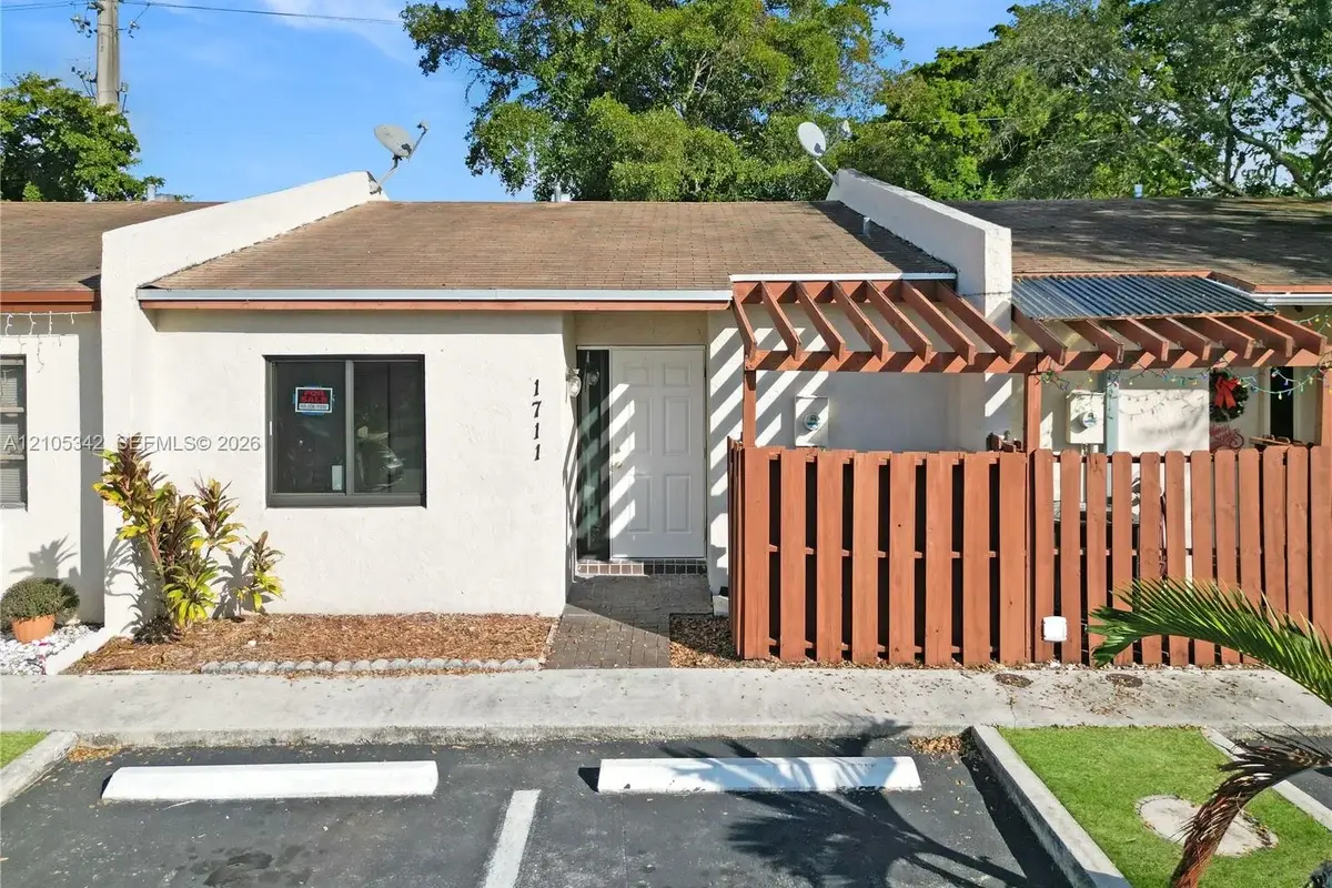 1711 NW 92nd Ave, Pembroke Pines: photo 1 of 18
