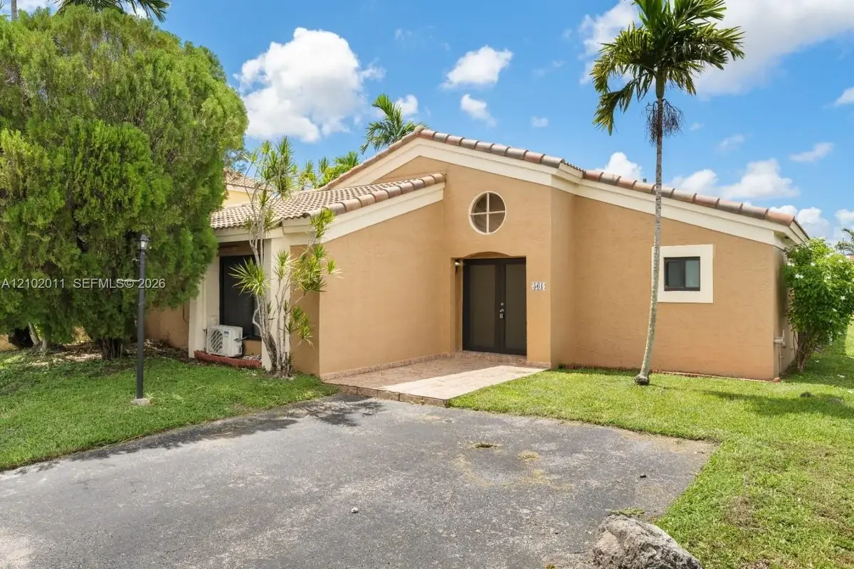 561 SW 88th Pl W, Miami: photo 1 of 22