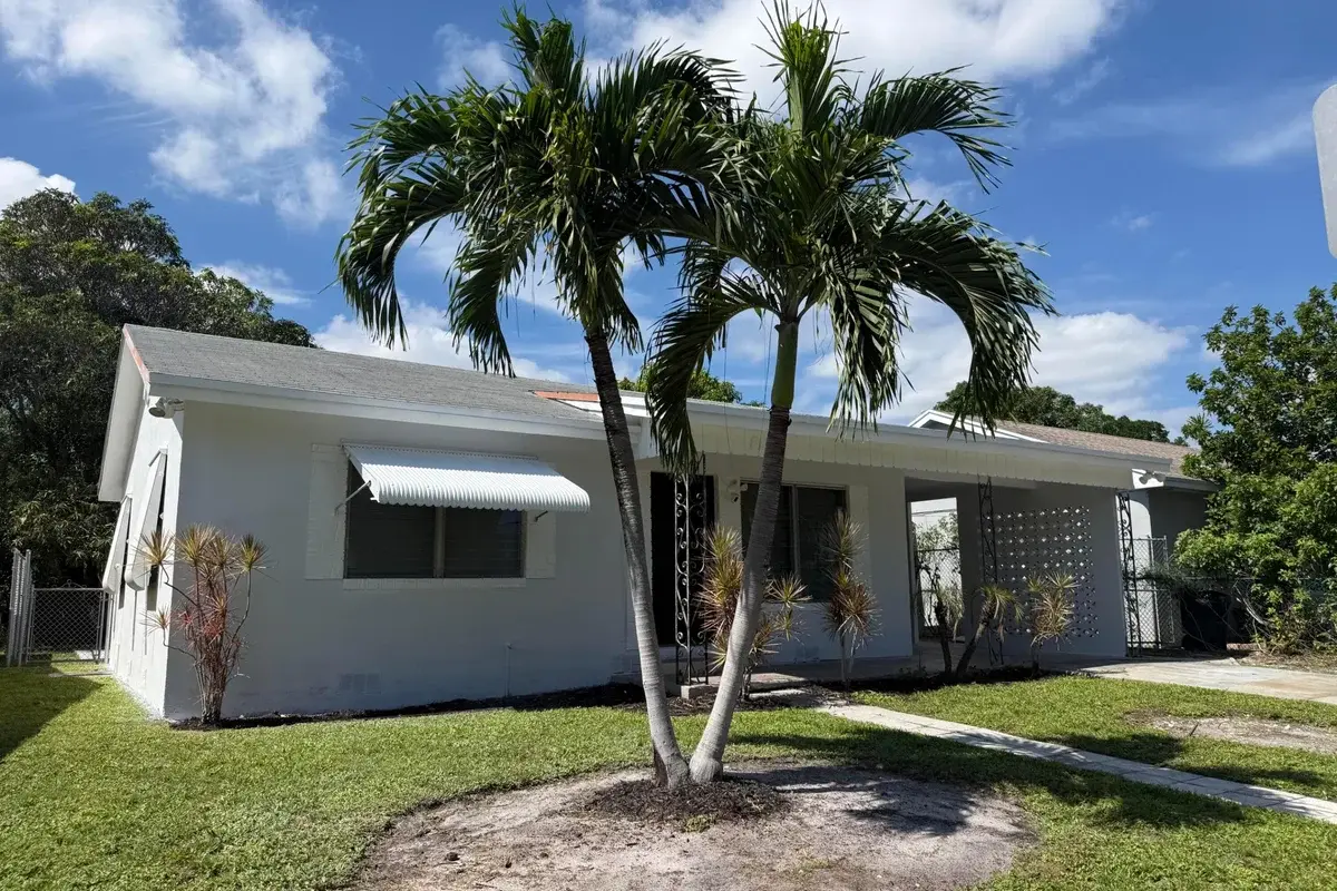 817 S B St, Lake Worth Beach: photo 1 of 17