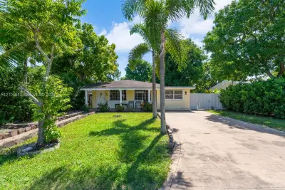 6404 SW 22nd St, Miramar: photo 1 of 19